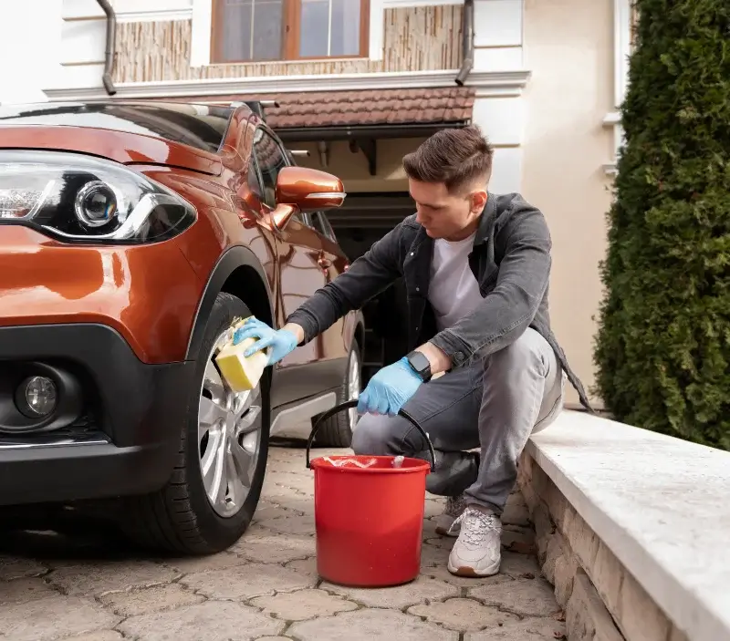 Lavage auto à domicile Limeyrat : professionnel intervenant sur un véhicule